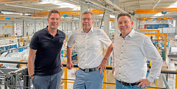 Die Redaktion im Gespräch mit (v.l.) ﻿Jan Schnell­hammer (­Leiter Technik), Ralf Neuhaus (Geschäfts­führer) und ­Ingo ­Willeke (Vertriebsleiter Verstärkungs­profile).