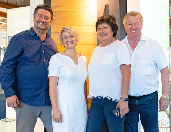 Geschäftsführer Christoph Höhbauer (links) führt gemeinsam mit Partnerin Julia Zach (zweite von links) das Familienunternehmen mittlerweile in 3. Generation. Unterstützung bekommt er dabei von seinen Eltern Gerda und Hans-Günther Höhbauer, die in der Geschäftsführung vor allem eine strategische Rolle einnehmen.