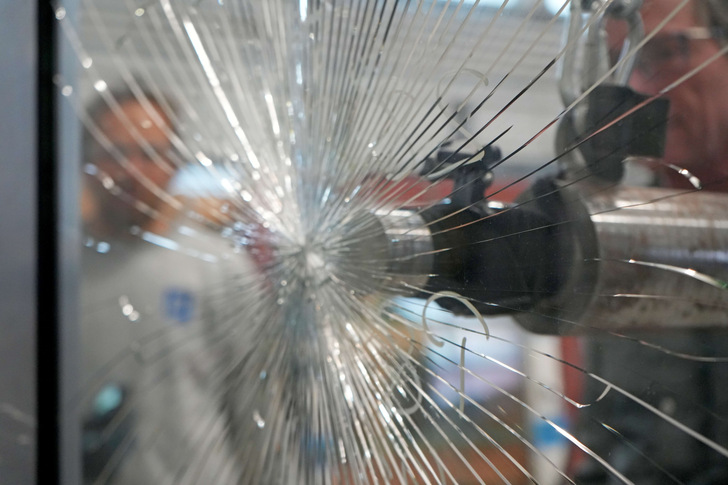  Dynamische Glas-Prüfung mit einem Stahlzylinder