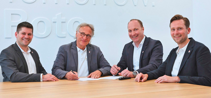 Service Friends-Geschäftsführer Dr. Christian Faden (2.v.r.) und CFO Simon Weinmann (l.) freuen sich über die ­Zusammenarbeit mit Thomas Fischer (2.v.l.) und Patrick Mittmann (r.), die die langjährige Expertise der Fischer ­Sicherheitssysteme GmbH ins Unternehmen einbringen.