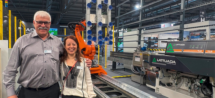 Schleifen mit High-Speed: Michela Lattuada und Jochen Günther von Knittel präsentierten Schleifanlagen, die mit Roboter gekoppelt waren.