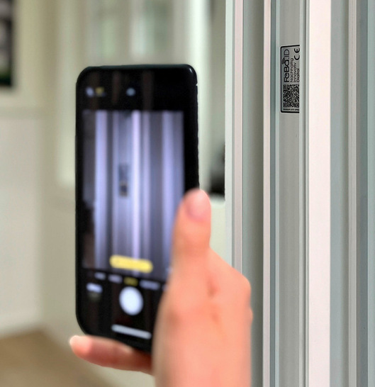 Ein einfaches Scannen des Fensterrahmens mit einem Smartphone genügt, um die FeBa ID zu öffnen und wichtige Produktinformationen abzurufen.