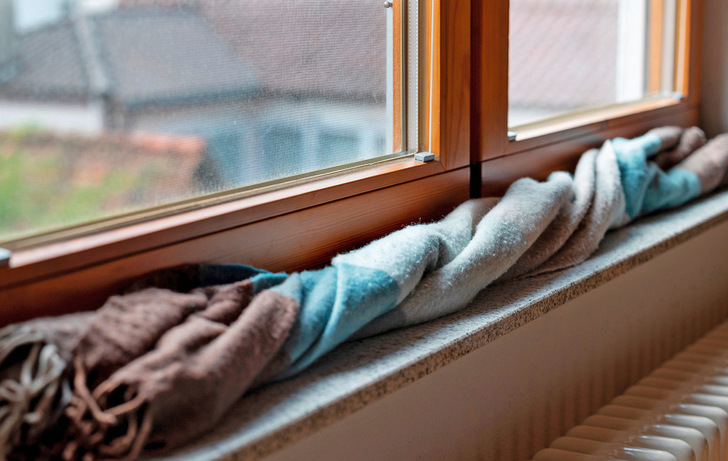 Schluss mit Zugluft und Wärmeverlusten: Durch die Erneuerung von Fensterdichtung und -beschlag können auch ältere Fenster wieder die höchste Dichtigkeitsklasse 4 erreichen.
