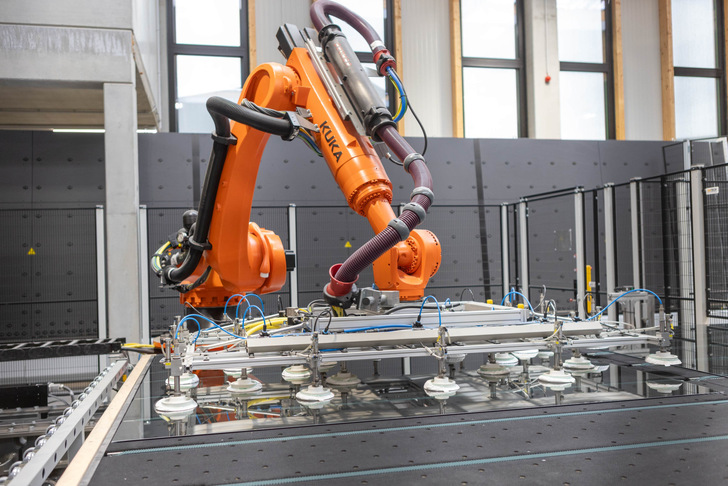 Vollautomatisiertes Roboter-Beladungssystem am Einlauf des ESG-Ofens.