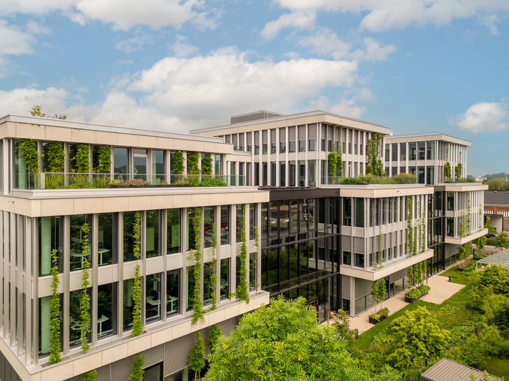 Für den Erweiterungsbau der DKV Mobility in Ratingen lieferte Doering Glass die Fassadengläser.