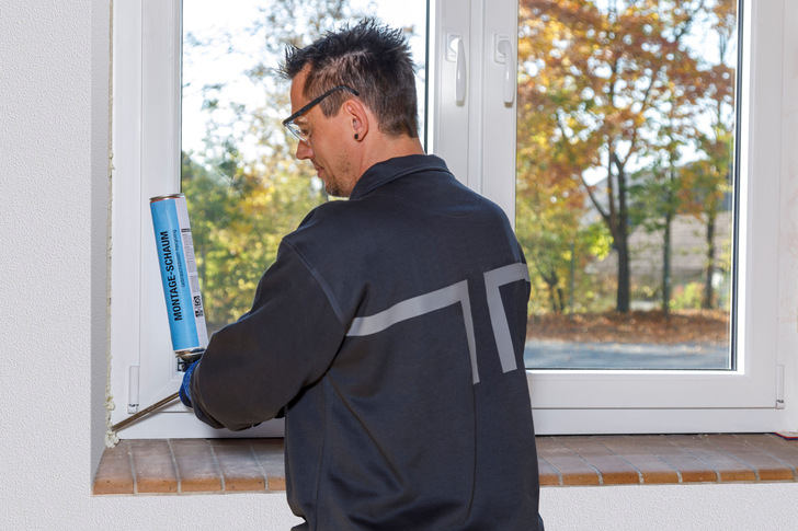 Die Anforderungen an die Fensterfugendämmung unterscheiden sich deutlich von den Eigenschaften, die beispielsweise ein so genannter Brunnenschaum bietet.