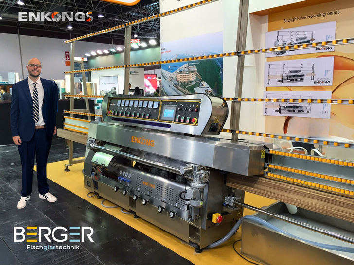 Michael Berger mit einer Anlage von Enkong