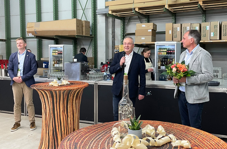 Herzlich begrüßen (v. links) Hanjo Junkelmann, Aldra Geschäftsführer, Holger Asche, Betriebsleiter ewitherm und Jan-Peter Albers, geschäftsführender Gesellschafter der Aldra Fenster und Türen GmbH, Mitarbeitende und Ihre Angehörigen zum Familienfest anlässlich des 10-jährigen Firmen-jubiläums.