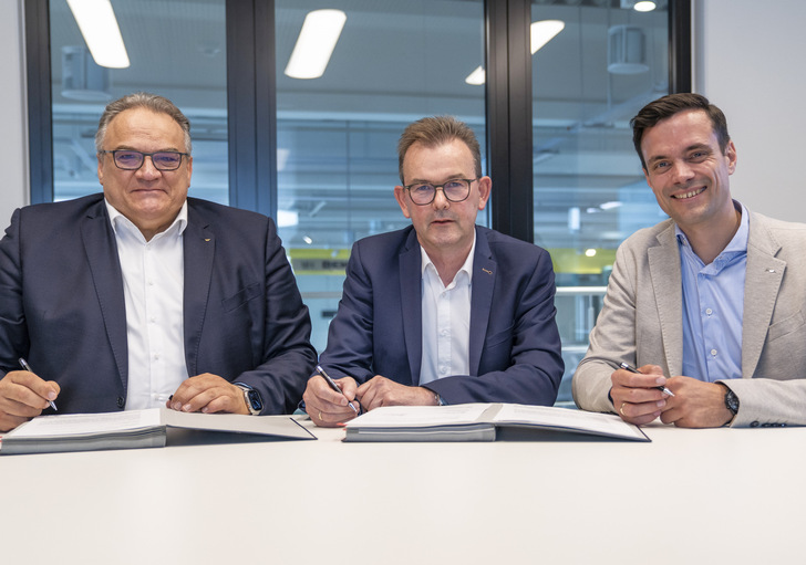 v. l.: Andreas Darlath, Head of BU Fabrication der Schüco International KG, Ludger Martinschledde, Geschäftsführer der Schirmer Maschinen GmbH und Hendrik Pahlsmeyer, Head of Technology & Product Solutions der Schüco International KG unterzeichnen den Vertrag für eine Kooperation der Unternehmen.