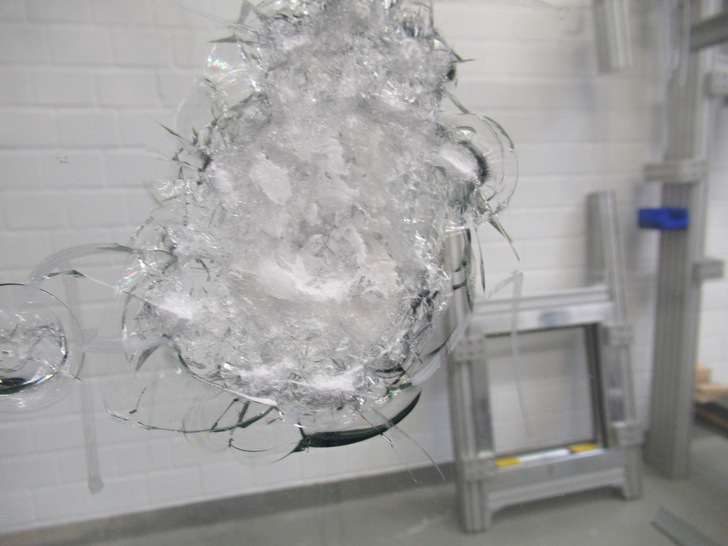 Glasflächenangriff für Anti-Panik-Verglasungen nach EN 1630 für das Produkt Vetrogard Attack RC2.21 AP - © Vetrotech Saint-Gobain Glasflächenangriff für Anti-Panik-Verglasungen nach EN 1630 für das Produkt Vetrogard Attack RC2.21 AP