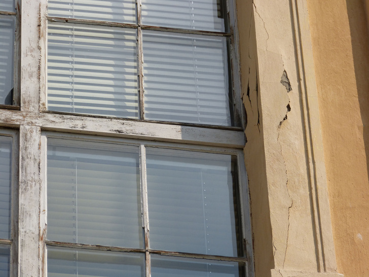 Feuchtes Mauerwerk, schlechter Untergrund – an historischen Gebäuden nagt der Zahn der Zeit. - © Adler Feuchtes Mauerwerk, schlechter Untergrund – an historischen Gebäuden nagt der Zahn der Zeit.