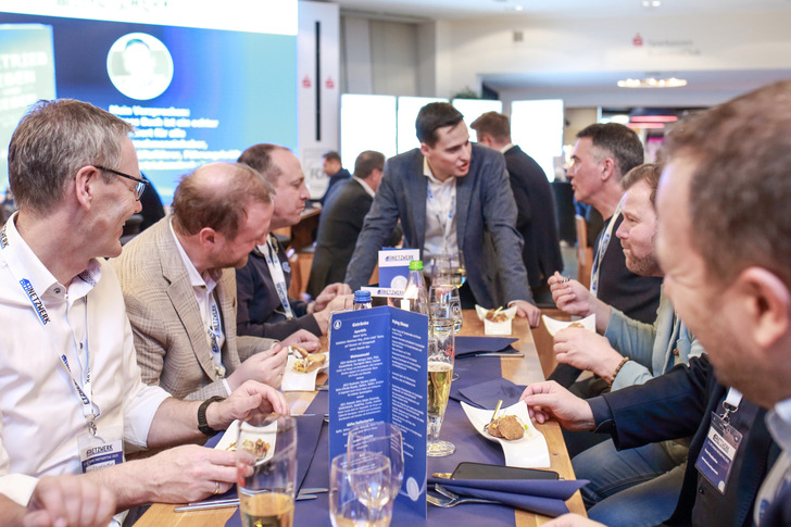 Gehört mit dazu: Beim Netzwerk Frey Partnertag gibt es viel Raum und Gelegenheit zum intensiven Austausch mit Kollegen und Marktbegleitern aus der Branche – auch gerne verbunden mit gutem Essen wir hier dem Flying Dinner auf der Netzwerk-Veranstaltung in diesem Jahr in Heidenheim. 