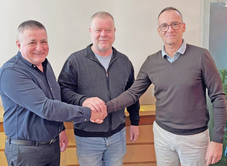 Jožef Repatec (links) und Slavko Mori (Mitte) von Remoplast mit Christof Unterguggenberger von Strussnig (rechts) nach der Vertragsunterzeichnung