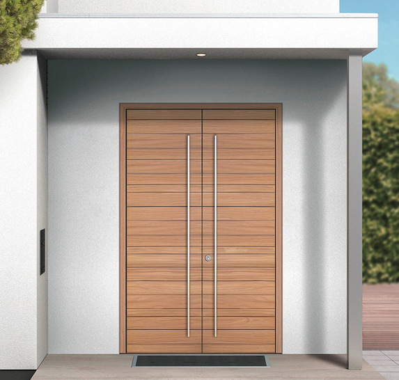 Zweiflügelige Eingangstüren aus Holz oder Kunststoff in RC 2 und SKG** lassen sich mit dem „Stulpflügelgetriebe Standard“ und einem Verriegelungssystem von Roto bis zu einer Flügelfalzhöhe von 3.000 mm ­fertigen.