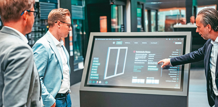 Peter Kotzur (m.) und Christian Kielbassa (r.) demonstrieren die Magic Wall.