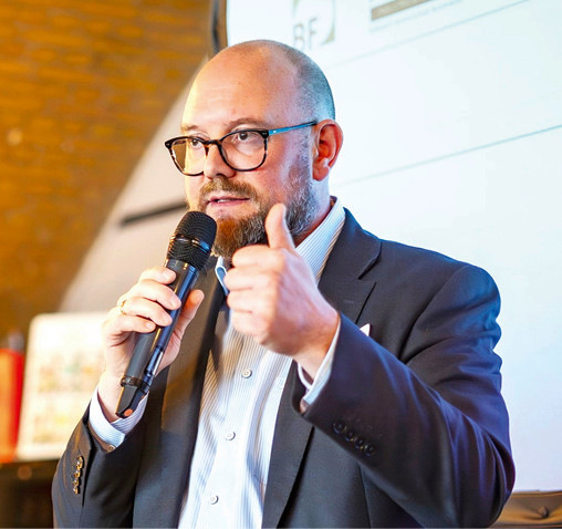 Tom Drinkuth von der Repräsentanz Transparente Gebäudehülle bei der Vorstellung der Prognos-Studie Mitte Oktober 2025.