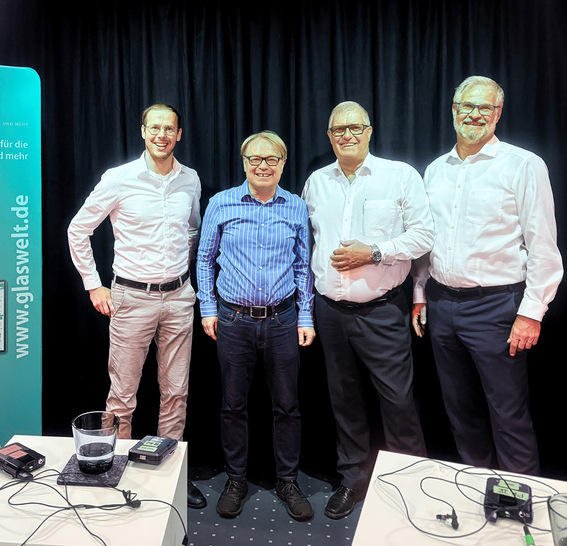 Die Referenten des Thementages v.l.: Stefan Asche, Hegla; Moderator Matthias Rehberger; Uwe Risle, Glaston, und Arnold Pfeufer, Corning