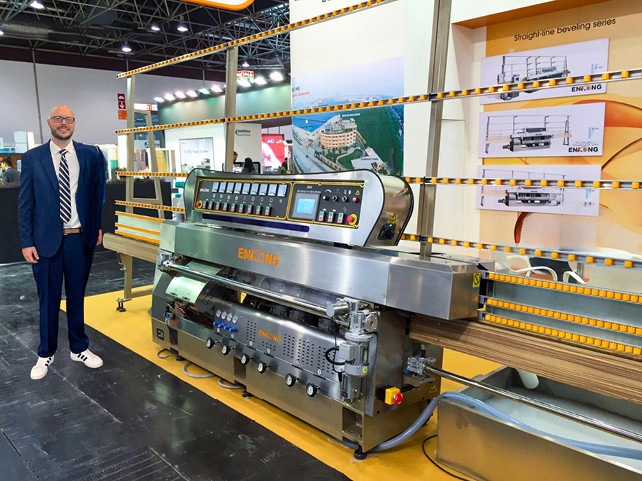 Michael Berger mit einer Anlage von Enkong