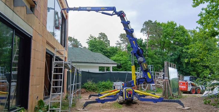Der SPT S7 Kran hat eine Tragkraft bis 2980 kg und erreicht mit hydraulischem FlyJib eine Hakenhöhe bis max. 17 m