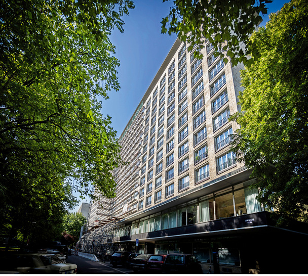 Die Grindelhochhäuser in Hamburg wurden aufwendig ­saniert. Dabei kamen auch Systeme von Geze zum Einsatz.