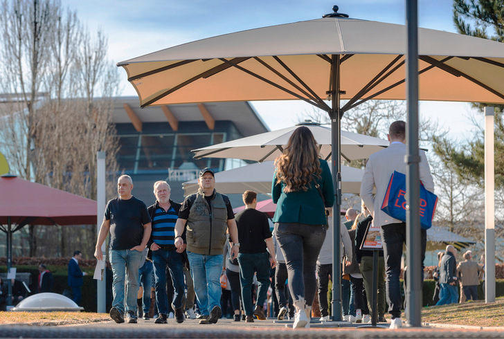 Besucherinnen und Besucher erleben durch die OUTDOOR. AMBIENTE. LIVING. unter realen ­Bedingungen, wie sich Außenflächen in wertvolle Umsatztreiber verwandeln lassen.