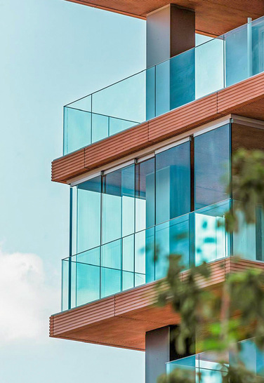 Ein wichtiger Bestandteil der Fassade des „Grünblick“ Gebäudes in Wien sind die Glasgeländer von Glas Marte.