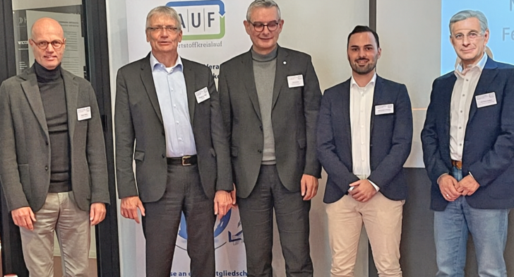 Der neu gewählte A|U|F-Vorstand: (v.l.n.r.) Jürgen Einck, (Drees & Sommer), Thomas Lauritzen, (Vorstandsvorsitzender A|U|F), Ralf Seufert, (Hydro Building Systems), Jonas Reischmann, (RAICO Bautechnik), Arnd Brinkmann, (Gutmann Bausysteme) 
Es fehlen auf dem Foto: Oliver Windeck, (Windeck Metallbau) und Christoph Wahl, (HD Wahl)