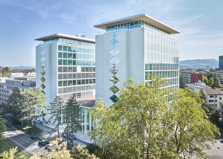 Beim Helvetia Campus wurden bei den Hochhäusern und dem Auditorium für die Fassade die Systeme Schüco ADS 75 HD.HI und AWS 70.HI eingesetzt.