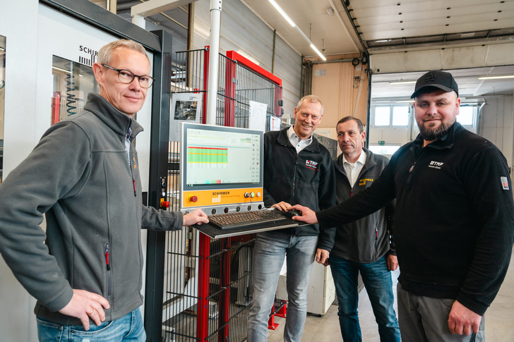 Fachlicher Austausch auf Augenhöhe (von links nach rechts): Dirk Buesge, Leiter des Projektmanagements bei Schirmer, TMP-Betriebsleiter Jörg Wellendorf, Roland Vogt von der Schirmer-Geschäftsführung und Sascha Kinkel, Maschinenbediener bei TMP.