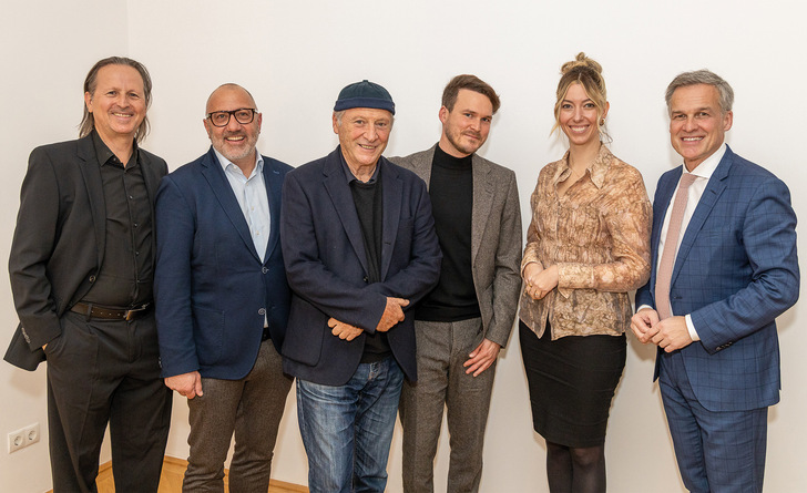 (V.l.n.r.) DI Wolfgang Salcher, Landeskonservator Wien Bundesdenkmalamt, Andreas Kraler, CEO und geschäftsführender Gesellschafter von Hella, Filmregisseur Robert Dornhelm, Architekt Maximilian Eisenköck, Karina Schunker, EHL Wohnen Geschäftsführerin, und Tarek Leitner, Journalist und Moderator. 