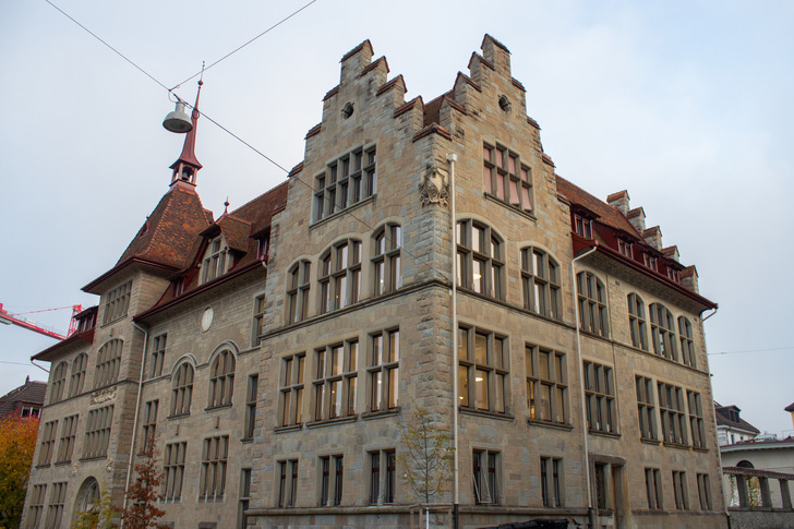 Die denkmalgeschützte Schulanlage Lavater in Zürich wurde mit leistungsfähigen Isoliergläsern mit Swisspacer-Ultimate-Abstandhalter ausgestattet.