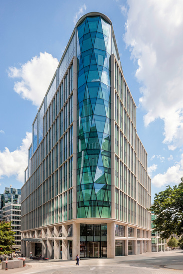 Für die Diamantgitterfassade von Stonecutter Court lieferte AGC Interpane Fassadengläser abseits jedes Standards: dreieckige und trapezförmige Sonnenschutz-Isoliergläser, aus Low- und Mid-Iron Basisgläsern und meist beidseitig als VSG aufgebaut.