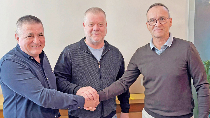 Jožef Repatec (links) und Slavko Mori (Mitte) von Remoplast mit Christof ­Unterguggenberger von Strussnig (rechts) nach der Vertragsunterzeichnung