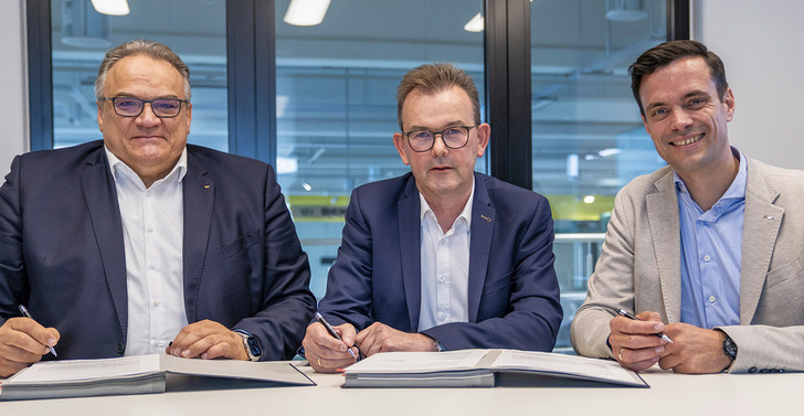 v. l.: Andreas Darlath, Head of Business Unit Schüco Fabrication, ­Ludger Martinschledde, Geschäftsführer der Schirmer Maschinen GmbH und Hendrik ­Pahlsmeyer, Head of Technology & Product Solutions der Schüco International KG ­unterzeichnen den Vertrag für eine Kooperation der Unternehmen.