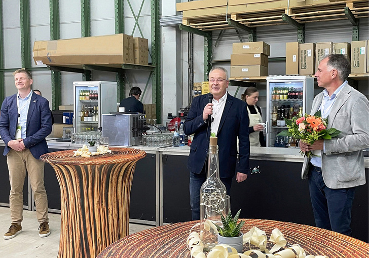 Herzlich begrüßen (v. links) Hanjo Junkelmann, Aldra Geschäftsführer, ­Holger Asche, Betriebsleiter ewitherm und Jan-Peter Albers, geschäftsführender ­Gesellschafter der Aldra Fenster und Türen GmbH, Mitarbeitende und Ihre ­Angehörigen zum Familienfest anlässlich des 10-jährigen Firmenjubiläums.