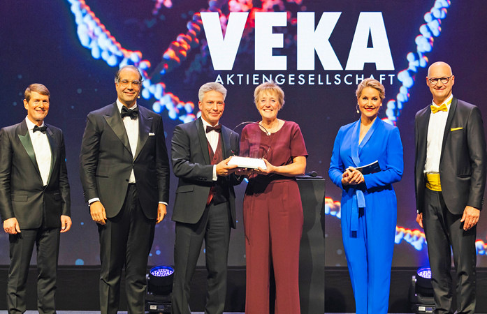 (v. l.) Wolfgang Glauner (EY), Christian Zahn (ODDO BHF SE), Andreas und Elke Hartleif (VEKA), Judith Rakers (Moderatorin) sowie Martin Dürrstein (Dürr Dental SE).