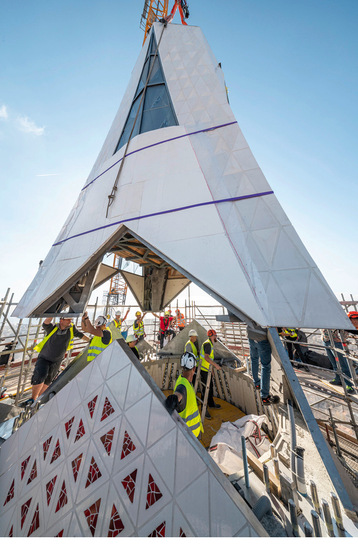 Die Montage auf dem Turm Jesu Christi in Barcelona