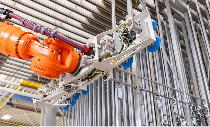 Bedienerlose Aktivierung der zweiten Abstellebene des Fachregals im Isolierglaspuffer mittels Robotik.