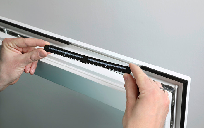 Fensterfalzlüfter arimeo classic S sitzen beschlagsunabhängig in der Dichtungsebene des Fensterflügels und werden einfach in die Dichtungsnut eingeclipst. Der Fensterflügel bleibt unversehrt.