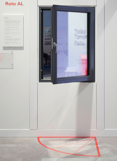 Der neue Feststellbegrenzer für Aluminiumdrehfenster mit Beschlägen aus den ­Programmen „Roto AL“ und „Roto AL Designo“ ist eine Komfortlösung, die auch nachgerüstet werden kann. Der Fensterflügel wird stufenlos einfach über den Griff ­arretiert.