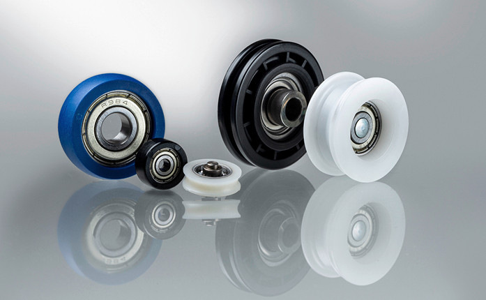 Kunststoffummantelte Rollen finden ihr Einsatzgebiet in Möbelbeschlägen und Regalsystemen, Rolltoren und Fassadenelementen.