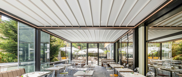 Die Alba Butterfly kann mit den maximalen Abmessungen 550 × 715 cm freistehend oder als wandangelehnte Version ausgeführt werden.