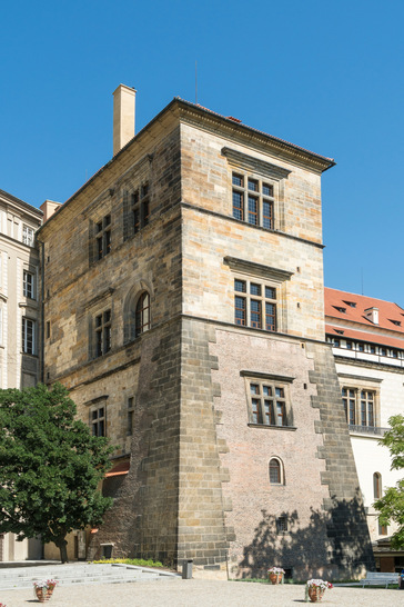 Süd- und Westseite des alten Königspalastes (Ludwigtrakt) zum Wallgarten mit blauem Himmel. Hier fand 1618 der 2. Prager Fenstersturz  durch das zweite Fenster von oben seitlich rechts statt.