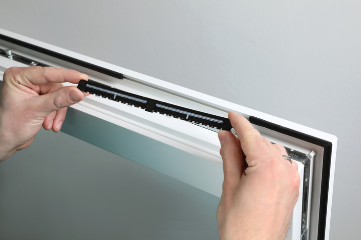 Fensterfalzlüfter arimeo classic S sitzen beschlagsunabhängig in der Dichtungsebene des Fensterflügels und werden einfach in die Dichtungsnut eingeclipst. Der Fensterflügel bleibt unversehrt.