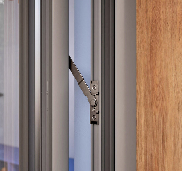 Die Öffnungsbegrenzer können beispielsweise in Kindergärten und Schulen eingesetzt werden. Sie sorgen für eine stetige Lüftung und bieten gleichzeitig ein hohes Sicherheitsniveau.