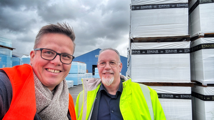 Stadur Verkaufsleiter BAU Marc Nickel (r.) mit GW-Chefredakteur Daniel Mund beim Rundgang über das Firmengelände. 