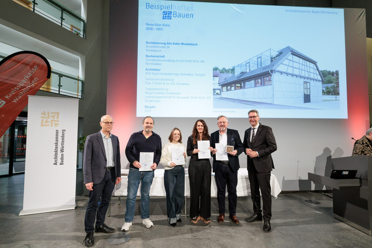 Bei der Preisverleihung: Hans-Joachim Arnold (2. v. r.) freut sich über die Auszeichnung „Beispielhaftes Bauen“ für die Alte Kelter in Miedelsbach.