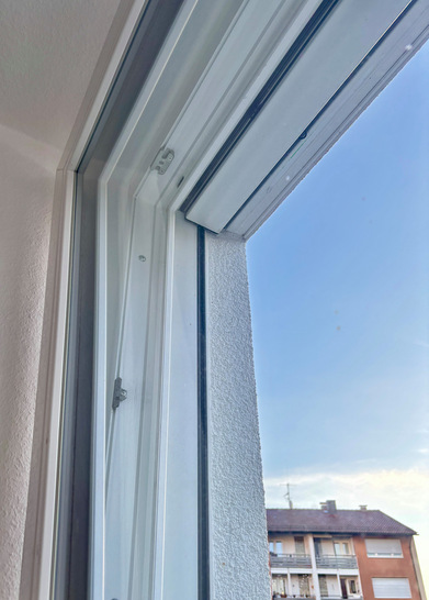Gekipptes Fenster in vermeintlicher Lüfterstellung. Aus bauphysikalischer Sicht gilt: Lieber nicht zu lange in Kippstellung geöffnet lassen.