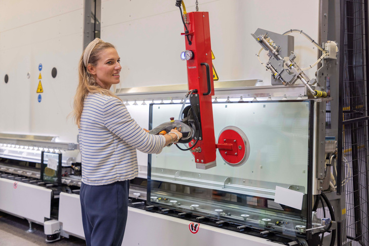 Barbara Bosse mit der neuen Lisec-Anlage