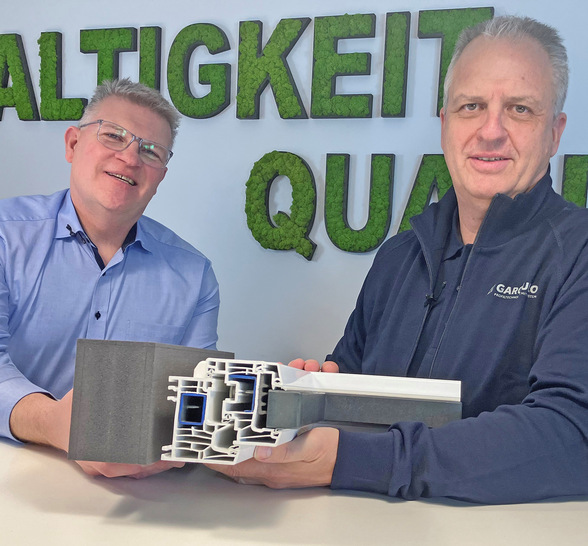 Interne Vorprüfungen bei Gargiulo (li. Bereichsleiter QM, Konstruktion Stefan Gaiser – re. Bereichsleiter Vertrieb Marcus Müller) weisen auch im Vergleich hohe Schraubenauszugswerte mit hoher Elastizität auf, deshalb kam aus dem Markt die Frage nach weiteren Einsatzmöglichkeiten für das Insufox-Material PET.